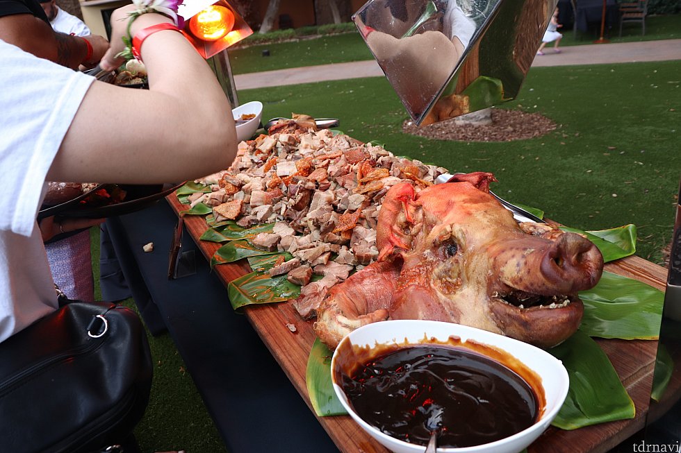 メインの豚の丸焼き!パオにはさんで食べます!