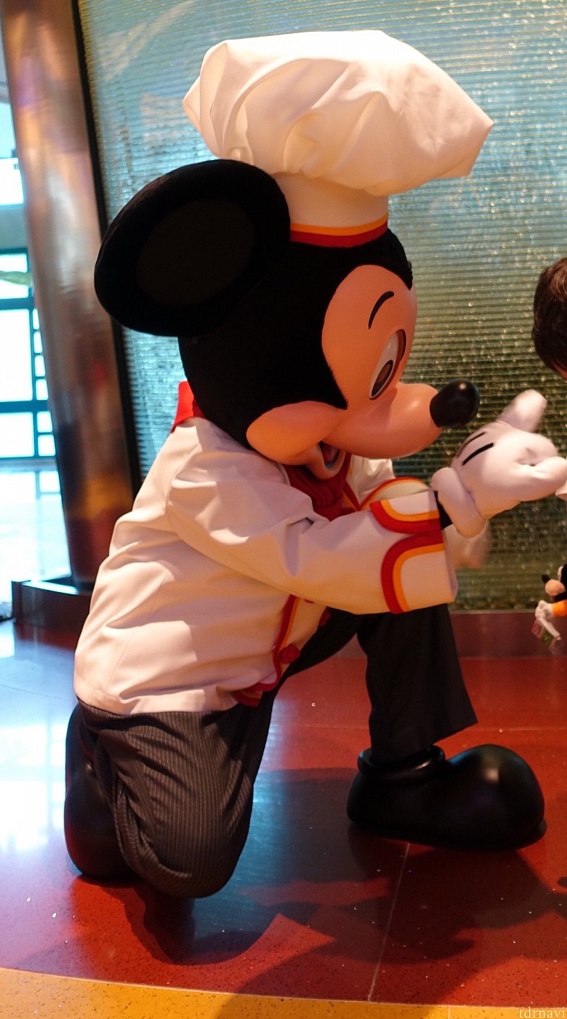 シェフミッキーのミッキーは、ぐずる息子を笑わせるために色んな遊びをしてくれました!めっちゃ優しかったです!イケメンすぎてやばかったです(*´꒳`*)