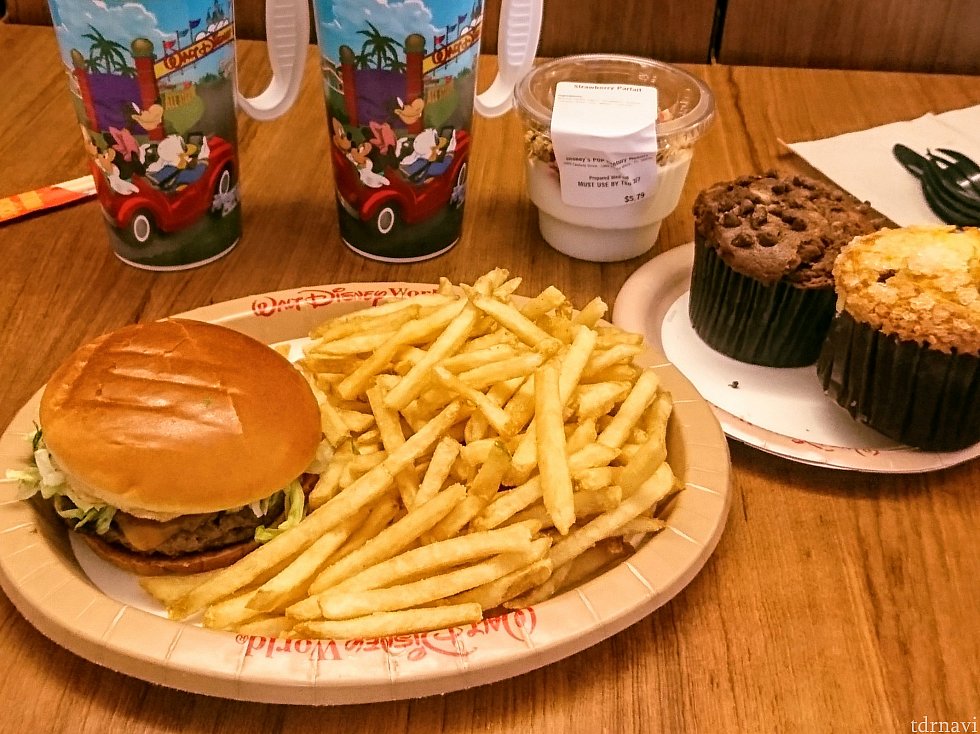 バーガーとフレンチフライ、ストロベリーヨーグルトパフェ、マフィン。
この日はお部屋ご飯。70年代棟の中でもフードコートに近い場所だったので便利でした。