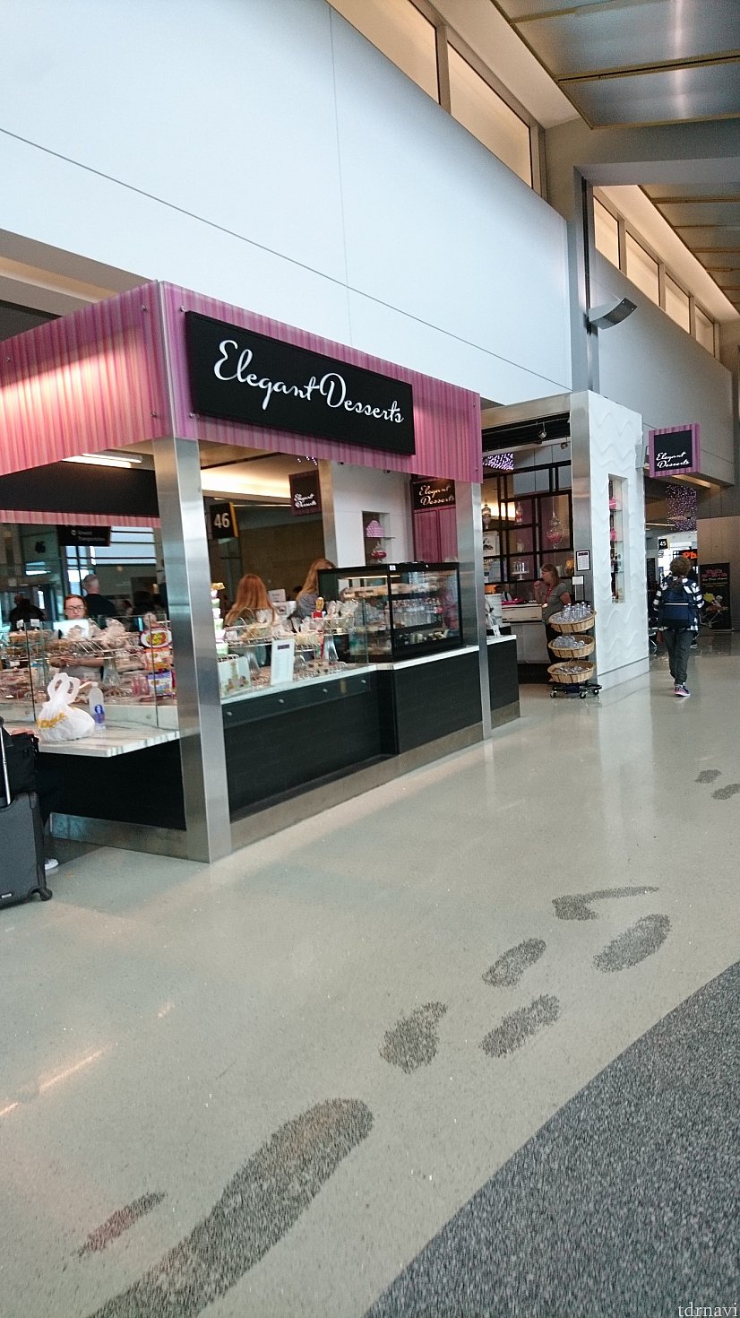 空港にはカフェやお菓子やさん、フードコートなどありました♪