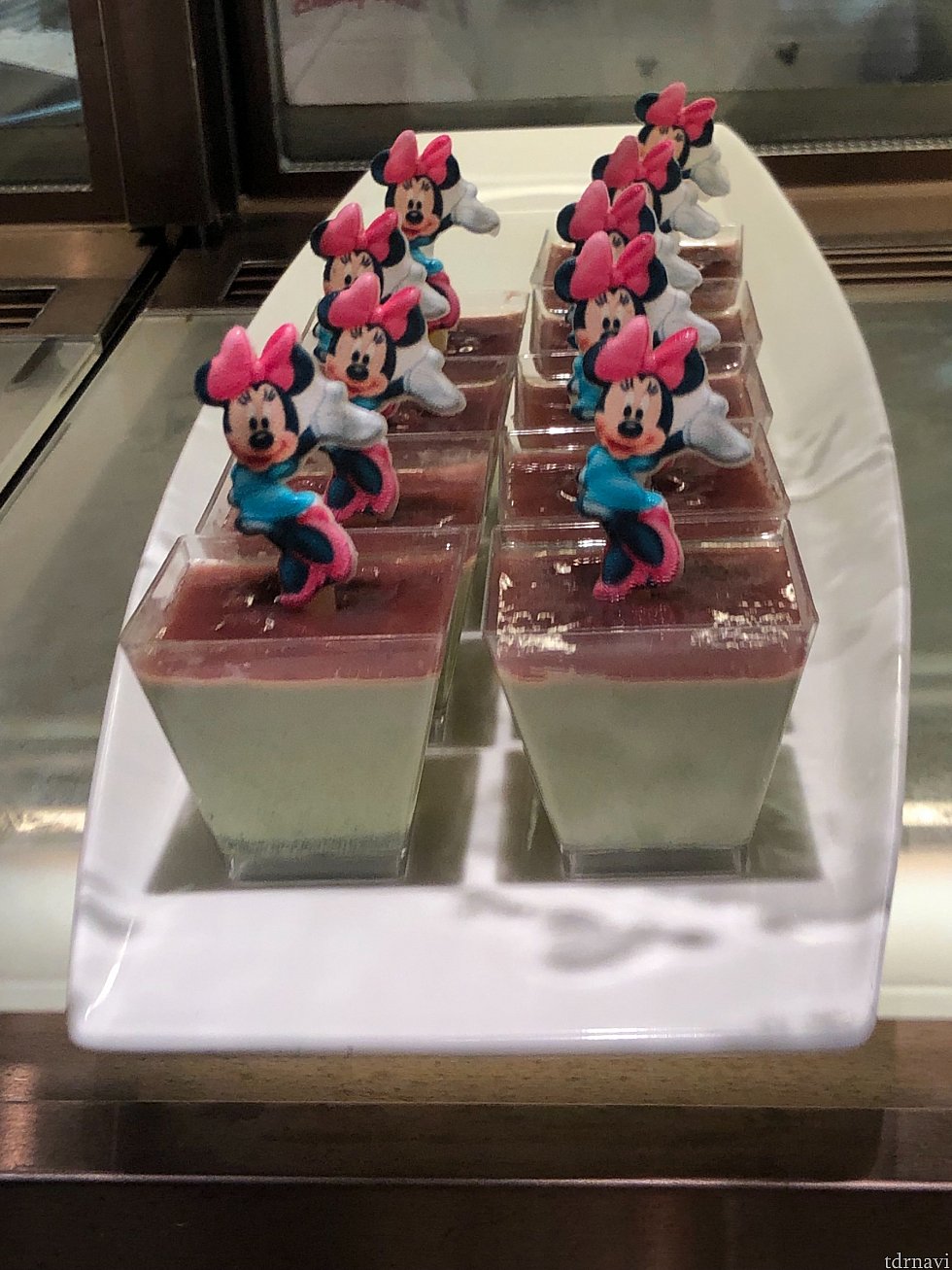 ケーキの上に刺してあるのも食べられます
ホワイトチョコレートで出来てます
