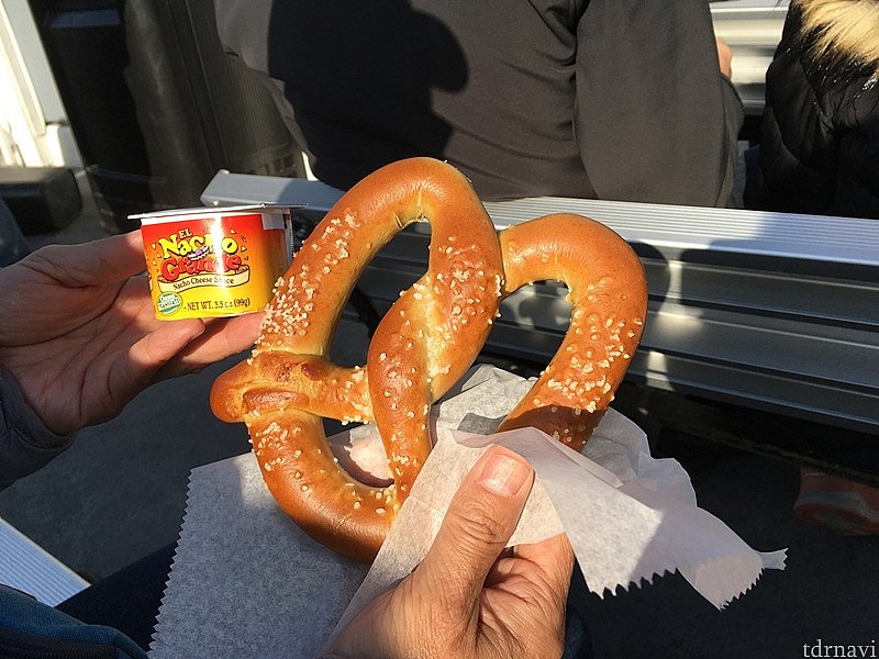 フェリーの中で売ってたプレッツェル、温かくて美味しい。
濃厚なチーズディップを付けて。でも食べきれないチーズの量。