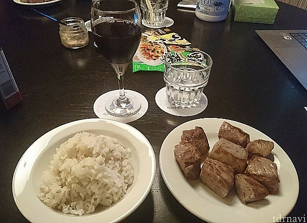 1ベットルームのフルキッチンがあれば、夕食も調理可能。publixで肉を買ってきて焼けば、ステーキ定食です。色々なところでお金がかかりますので、食事代の節約ができました。