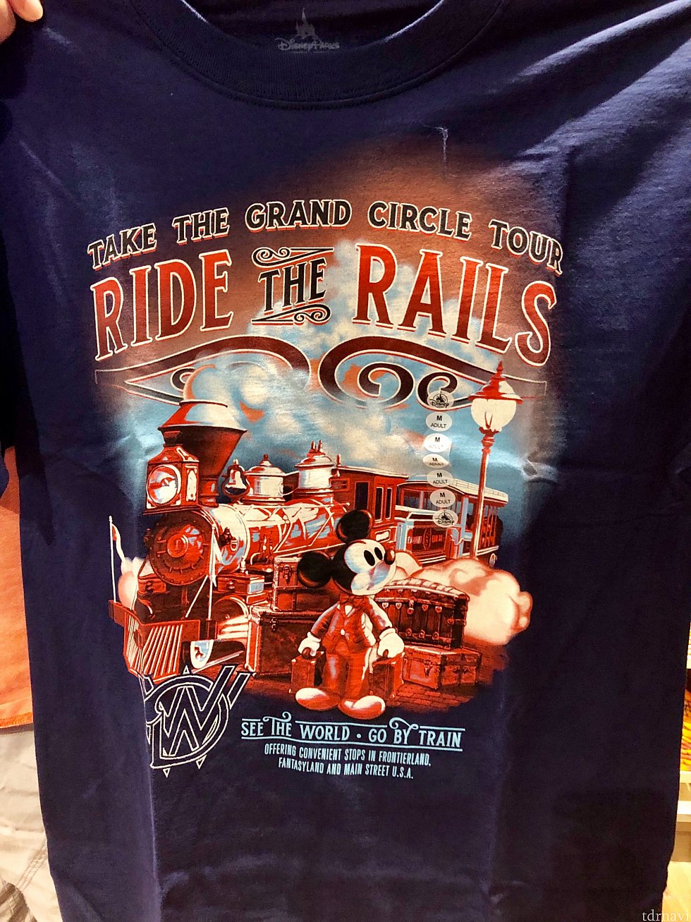 今回の僕が購入したのはこのTシャツ。クラシックミッキーとWDWレイルロード。雰囲気が気に入りました。これ着て来月のディズニーシーでのカフェ会に着て行こうかなーなんて考え中です。因みに綺麗で広めの試着室も用意されています。