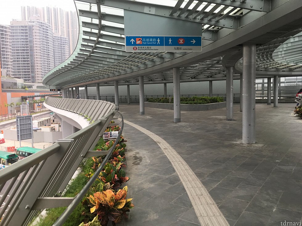 西九龍駅バスターミナルは駅の建物とは離れているので、徒歩で向かいます。5分ほどかかるかな?