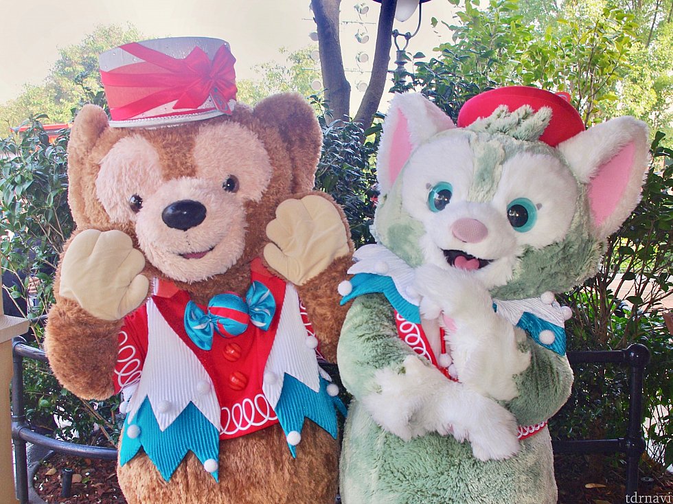 ダッフィーの帽子のリボンとキャンディ型のタイが可愛い!!