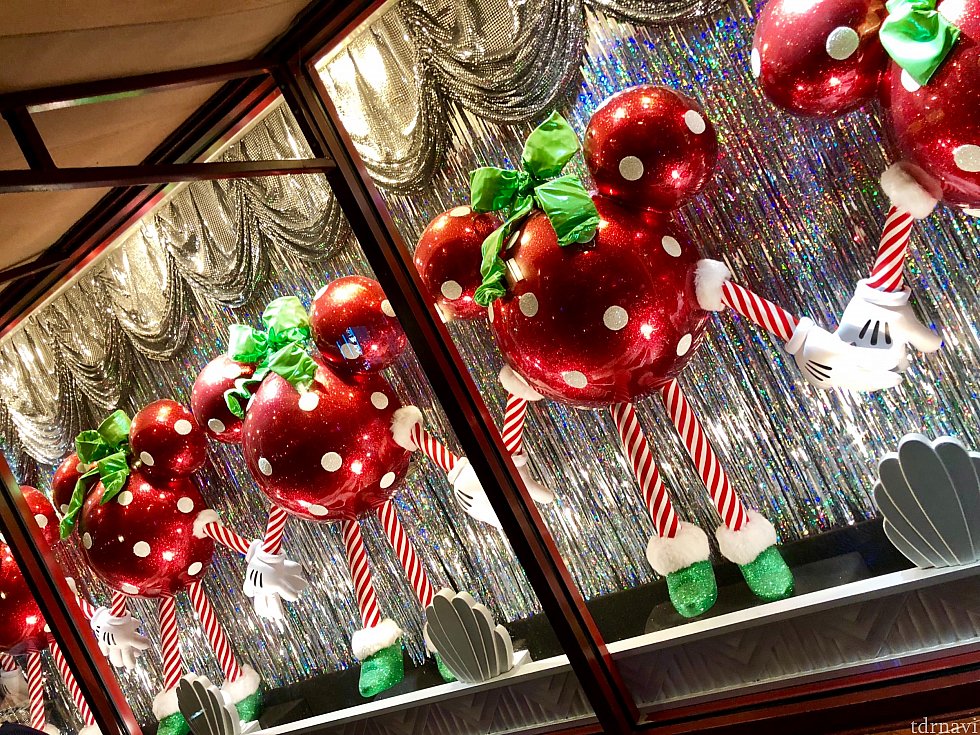 WDWホリデーシーズングッズ第2弾のアパレル、クリスマスツリー用品特集は如何だったでしょうか。写真の様にパーク内のディスプレイが段々とホリデー用に変わっていって、気分も盛り上がって来ました。次回以降のレポートでもWDWのホリデーシーズン気分を少しずつ味わってみてください。