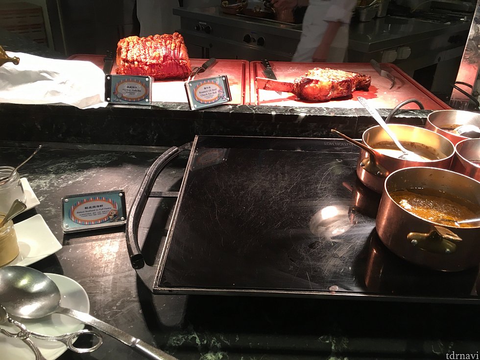 切り分けてくれるお肉も!リブにブラックペッパーソースが美味しかったですよ