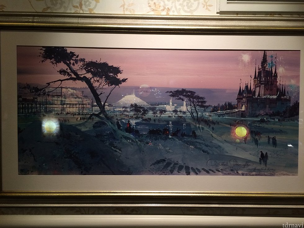 懐かしい、東京ディズニーランドの絵がショップのエントランス前の廊下に飾られていました。