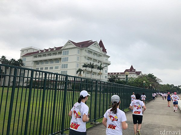 香港ディズニーランドホテルと南シナ海との間を走り抜けます。