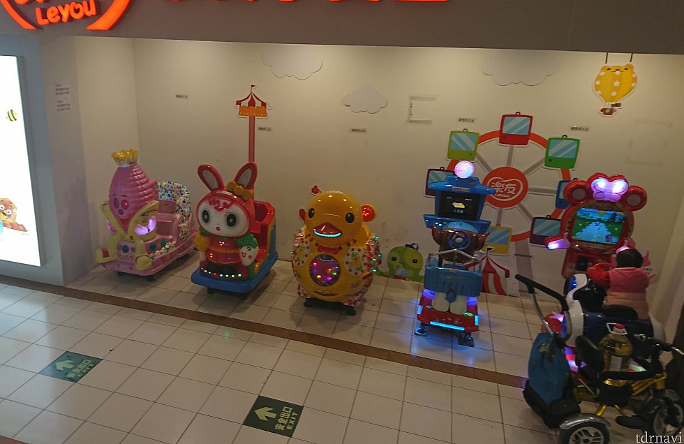 中国感あふれる怪しい見た目の乗り物。楽しそうに子どもが乗っていました。