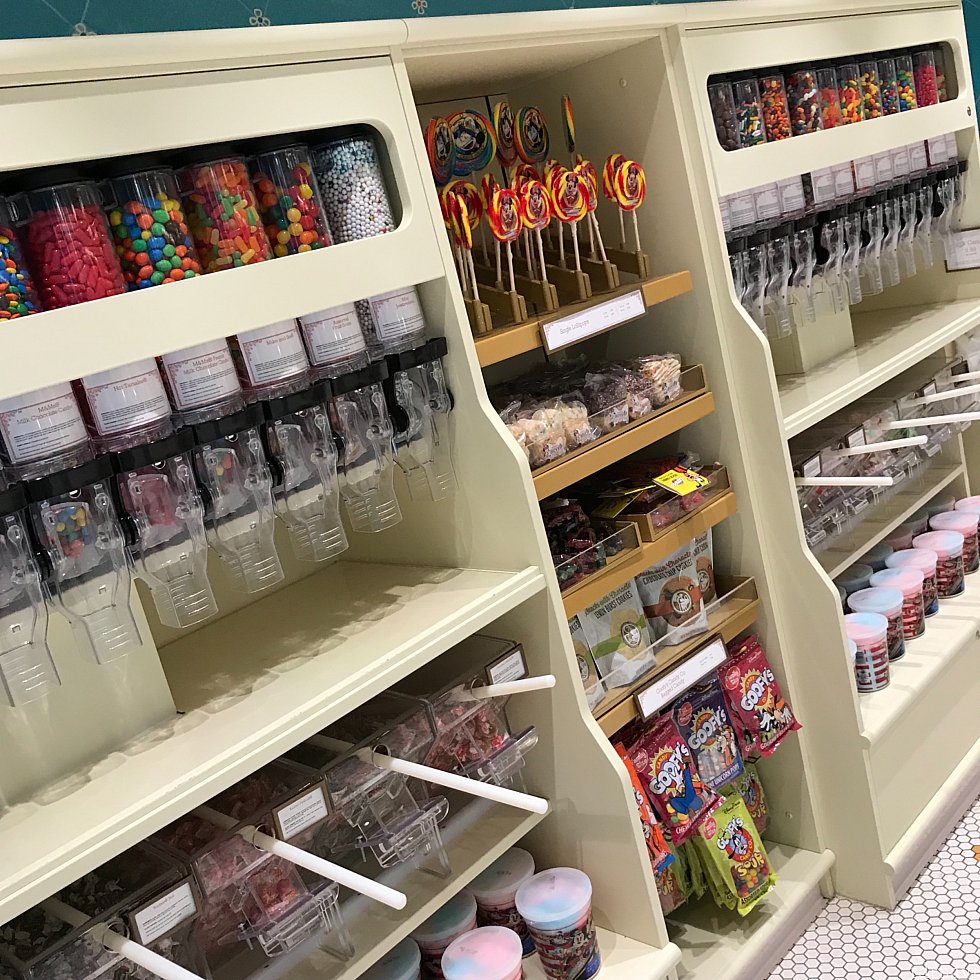 両サイドにあるのはお菓子の詰め放題です。