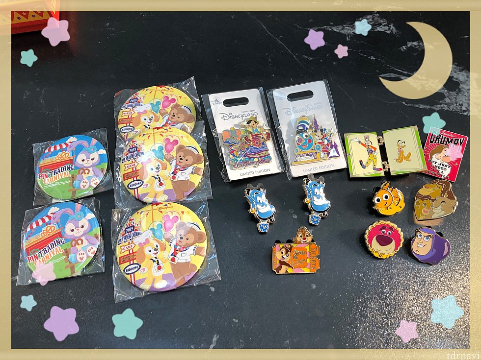 5回ゲームに参加してもらったピン。
左の缶バッチは参加賞。真ん中の大きいピンが勝った時。ジニーが負けた時。他にフランダーをもらいましたが、子ども落としちゃいました😱ピンはくじで決まるのでどれがもらえるかはわかりません。
チップのはおまけのくじで当たりが出た人だけもらえます。
右端のピンは参加賞。箱にいろんな種類が入っていて、キャストさんがランダムに渡してくれます。