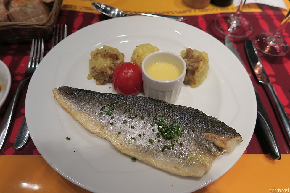 白身魚。すごいさっぱりしていておいしいです。
ただ、ソースがよく分からない甘いソースで個人的にはイマイチでした。テーブルにある塩ふったほうがおいしいです。
