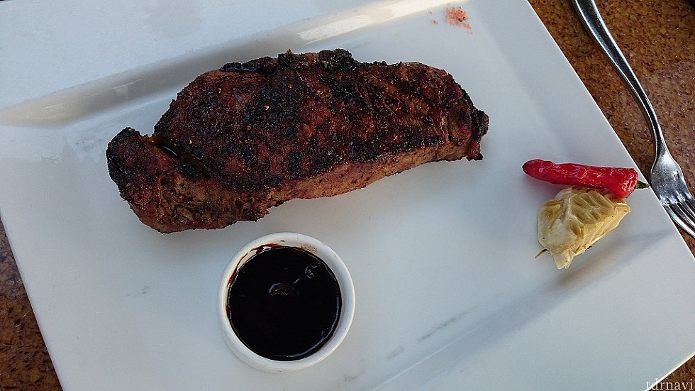 友人が頼んだ、12オンスのニューヨークストリップ(牛肉)。注文時にちゃんと焼き加減を聞いてくれます。ソースも選べます