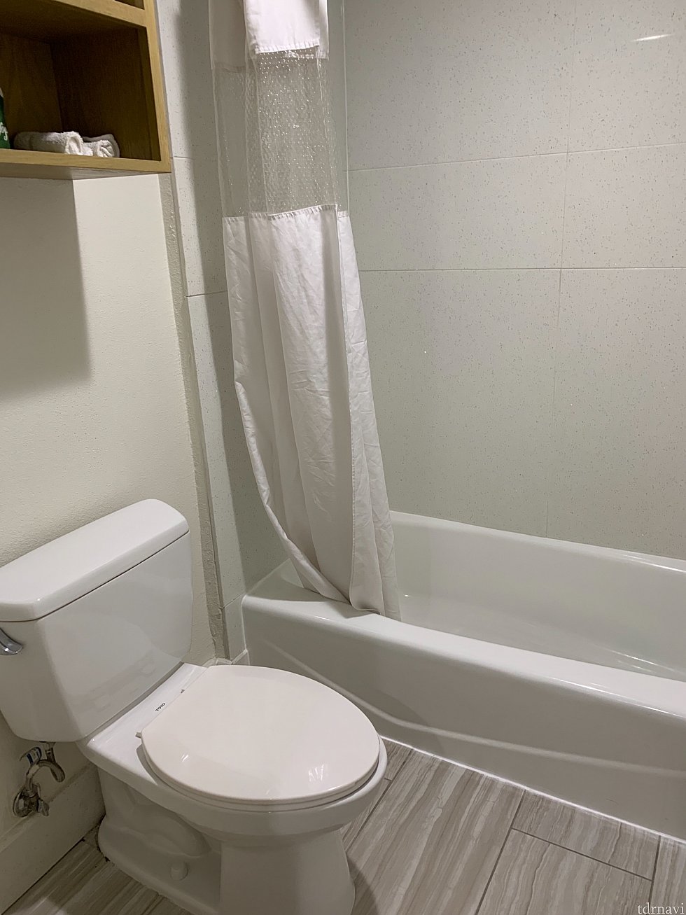 バスルームは広めで使いやすかったです。シャワーは固定式です。