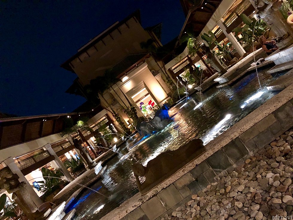 リゾートのロビーフロアにある中庭の池。ここでもアルコールを楽しむ事が出来ます。夜は落ち着いてとても良い雰囲気です。ディズニーに引けを取らない、素晴らしいロイヤルパシフィックリゾートと、オーランドマジカルダイニングのレポートは如何だったでしょうか。更なる巨大リゾートに生まれ変わろうとしているユニバーサルオーランドリゾートに注目ですね!