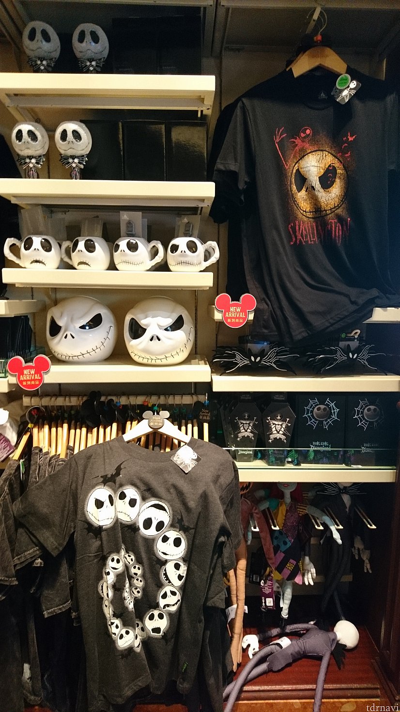 Tシャツ198HKD
(左上段)キャンドルスタンド188HKD、マグカップ&スプーン128HKD
ジャックの顔の248HKD
→中は空洞ですが用途は不明です。
(右中段)
ジャックのリボン99HKD
→裏はパッチンになっているので、カチューシャにもつけられます♪
ボールペン128HKD
ノート108HKD
ジャック、サリー、パンプキンキングのぬいぐるみは各198HKDでした!