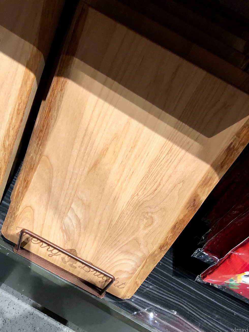 まな板はシンプル。縁の部分が流れ木の様な仕様になっています。$29.99