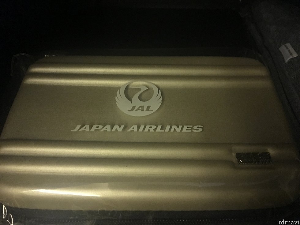 アメニティキットが席に置いてありました♪