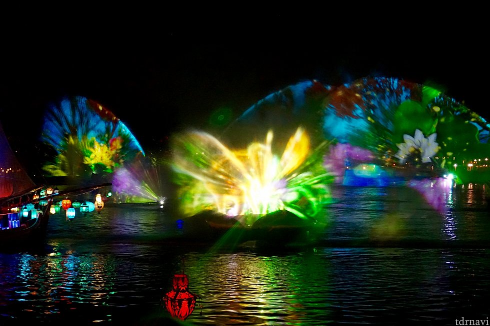 蓮の花が開いて、噴水になったり、小さなウォータースクリーンになって移動しながら映像を見せてくれるのは斬新でした。