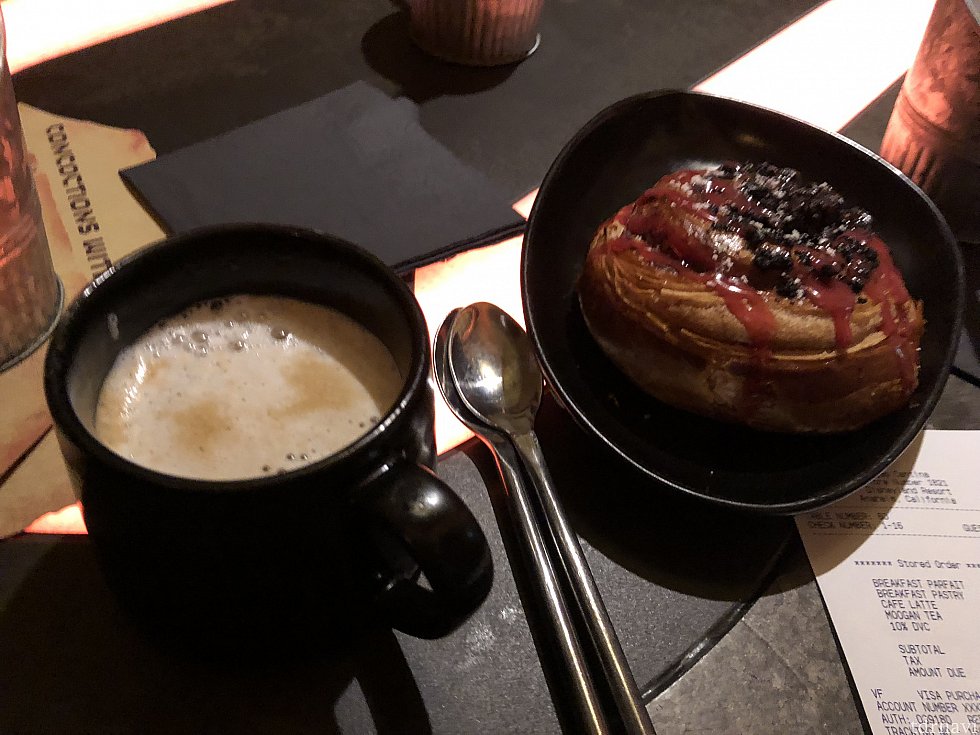 ブレックファースト カフラテとLAVA ROLL