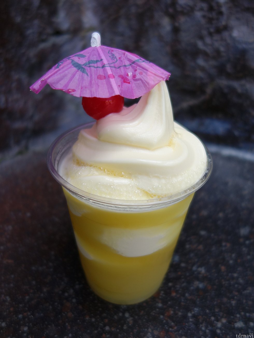 Tiki Juice Barの一番人気はドールホイップフロート!パイナップルのジュースにパイナップルのソフトクリームが乗ってます!