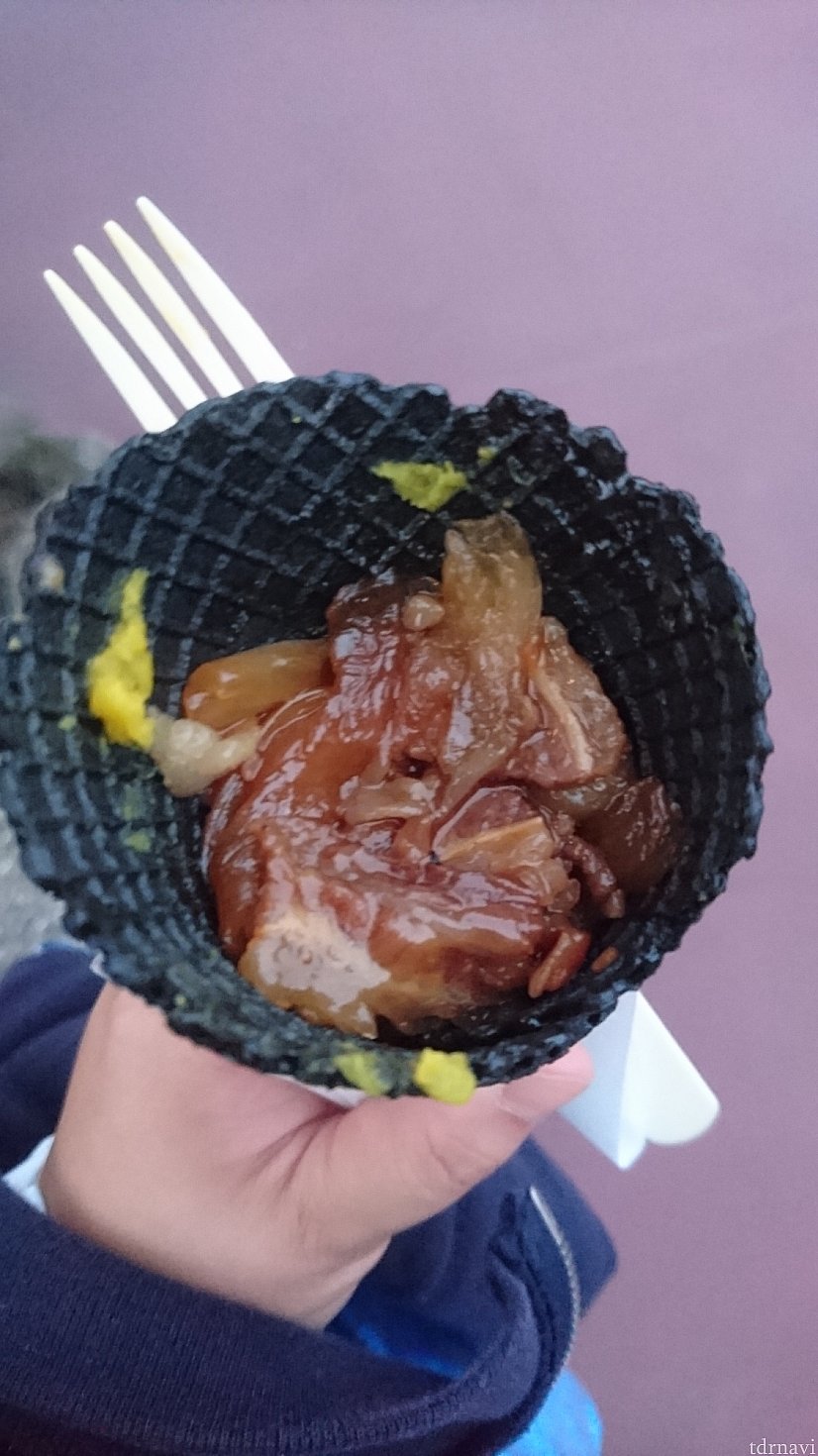 マッシュポテトを食べると中にはぎっしりとカルビと玉ねぎが❤️甘辛く焼き肉風味になっていました!