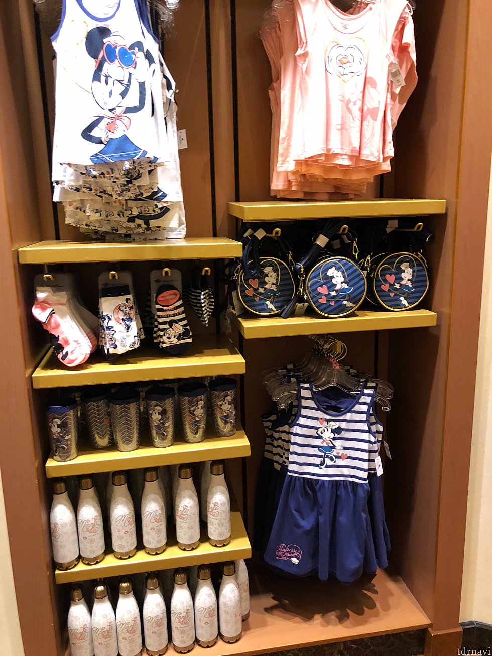 子供向けの服など。靴下が結構いいお値段してました😟