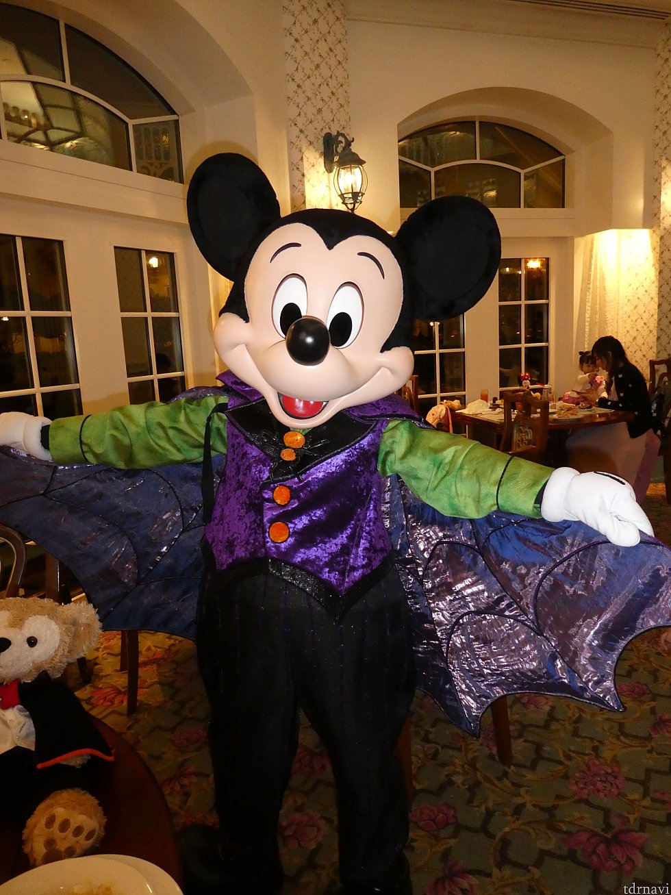 ハロウィンなので、ミッキーはコウモリマント衣装