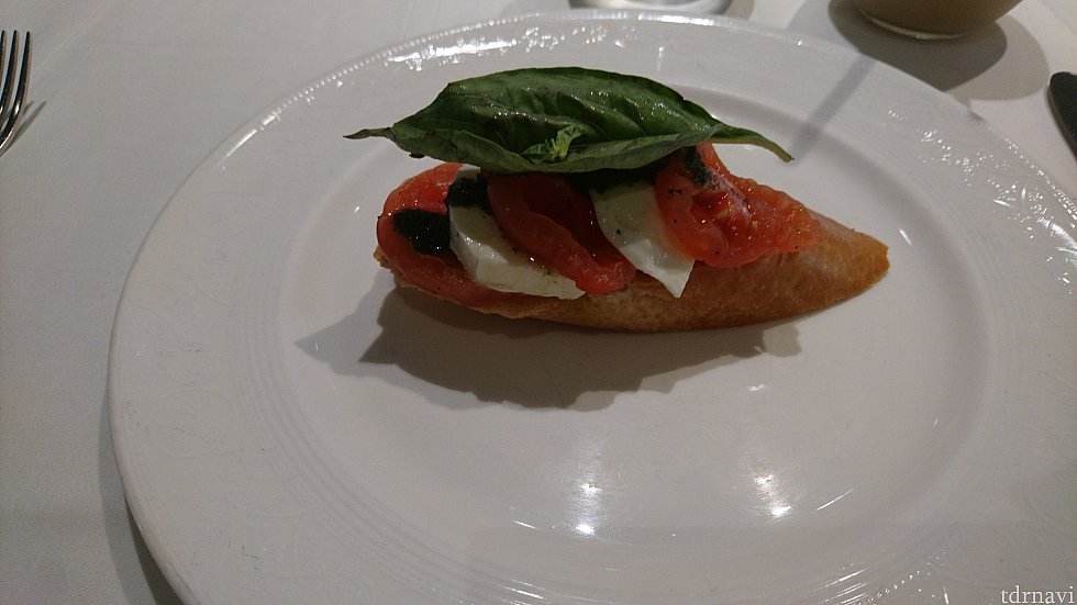 【昼食】
バゲットにトマトとモッツァレラチーズにオリーブオイルとシンプルですが美味しいです!