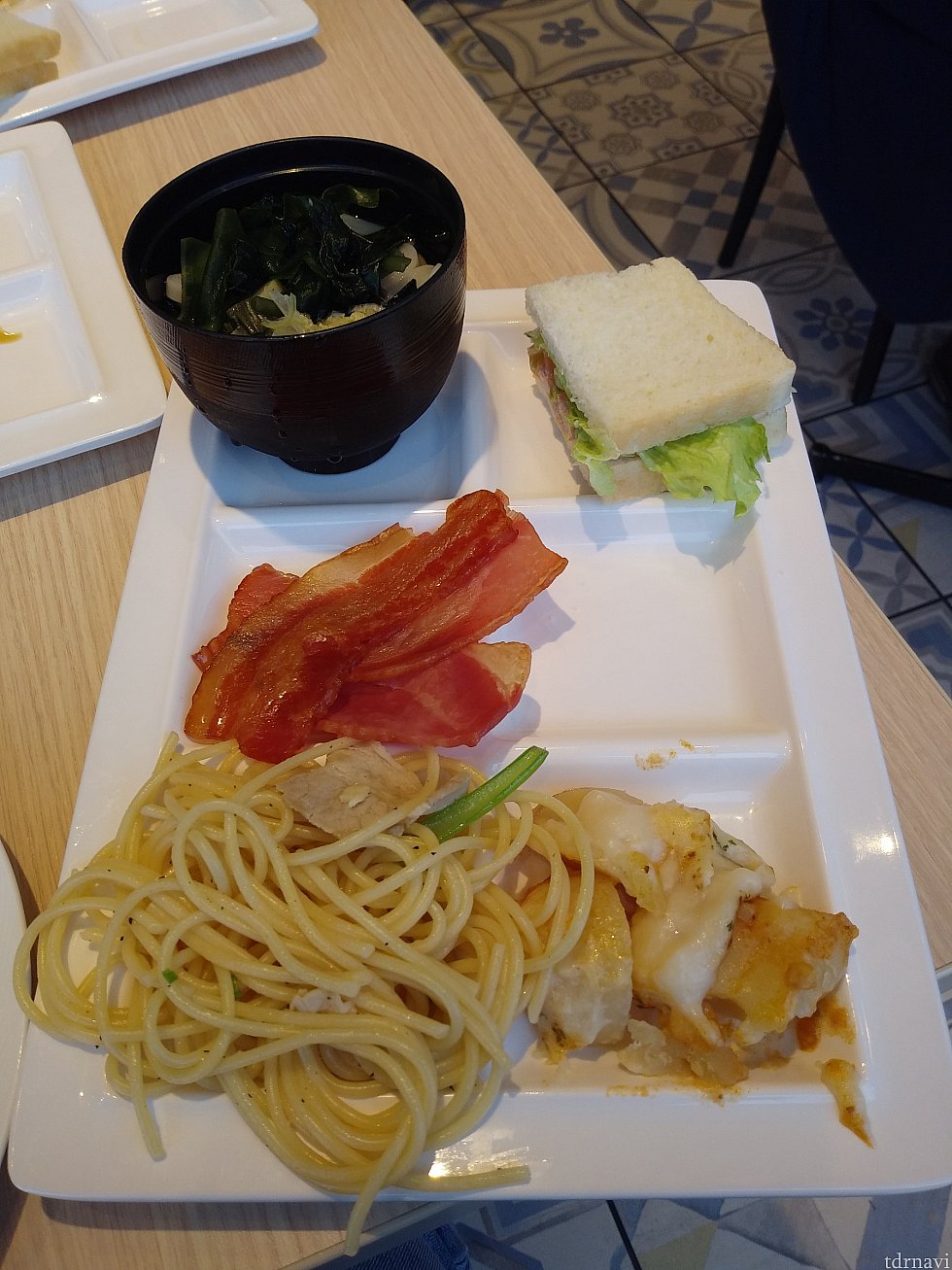 ビュッフェのゲットしたものの一部です。右上のサンドイッチがライブキッチンです。