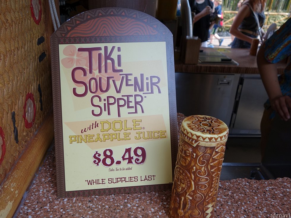 Tiki Juice Bar スーベニアカップ付きのジュースです。珍しいチキルームデザインです。