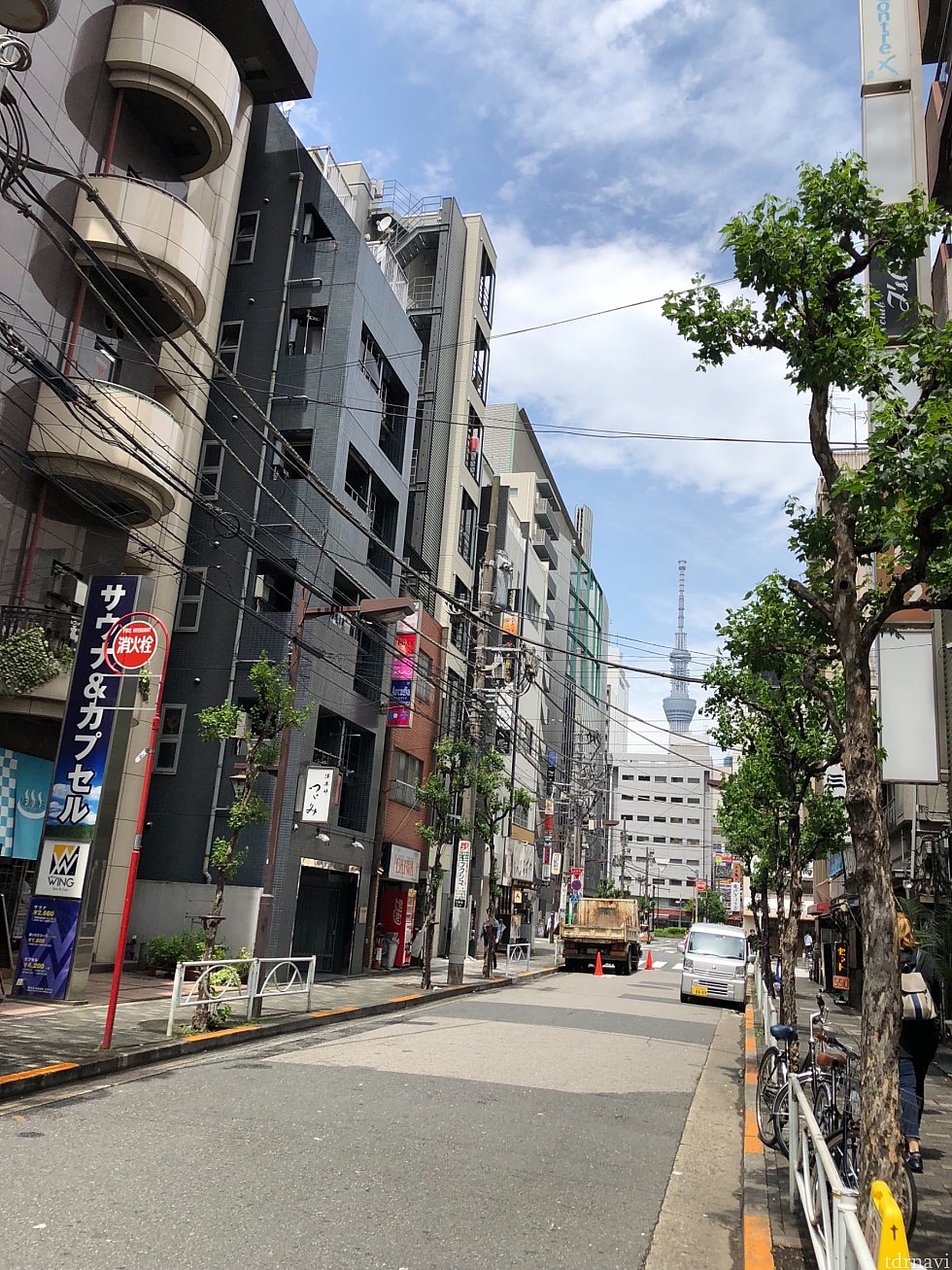 前の道からスカイツリーが見えます。