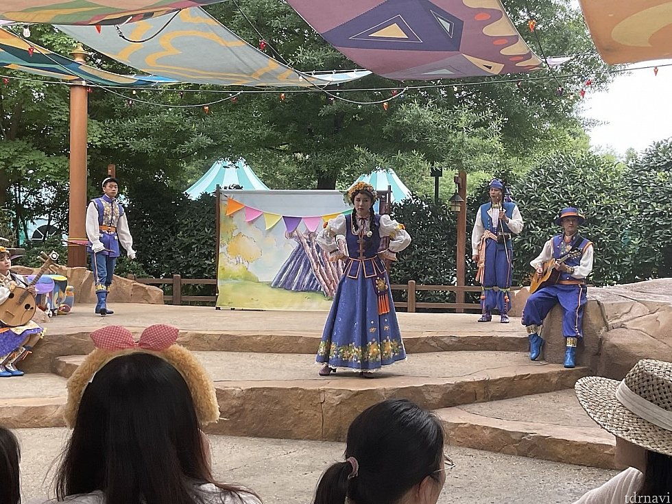 進行のお姉さんとバンドが登場。まさかの生演奏!