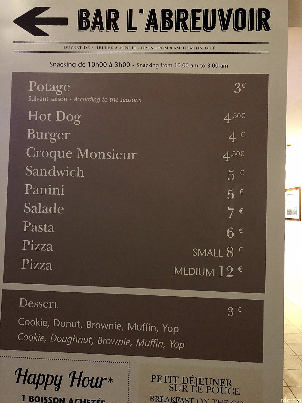 バーカウンターのメニューの一部
意外にもお安い値段且つ夜遅くまで食事が楽しめます!