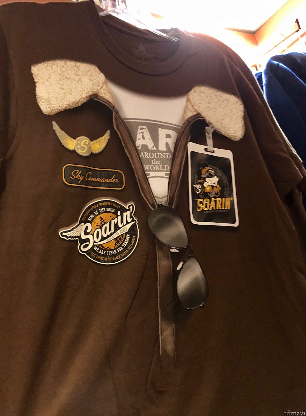 こちらも実はTシャツですが、一瞬パイロットジャケットを着ているみたいなデザイン。サングラスはプリント、襟元は実際にぼわぼわが付いています。$29.99
