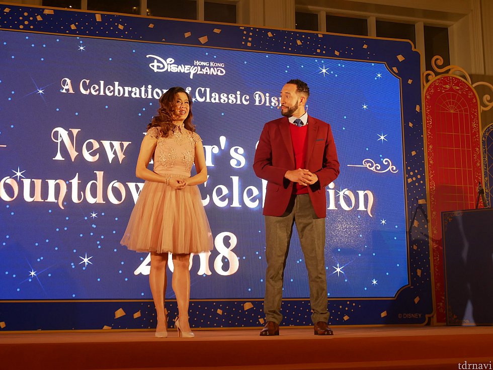 司会の二人!女性が広東語、男性が英語で司会してました。