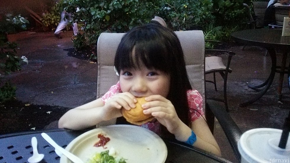 ケイキ(子供)メニューもある。ケイキメニューのハンバーガーセットにはジュースもつくけどオレンジかリンゴと言われてコーラは?と聞いたら変えてくれた!