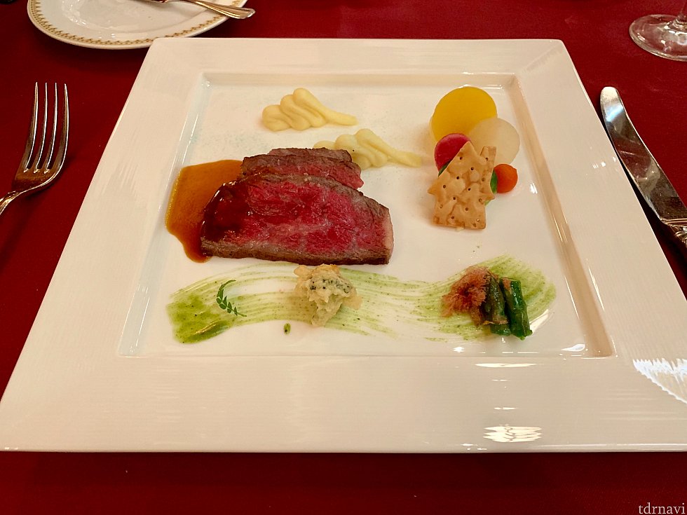 三品目
黒毛和牛のロースト、木の芽のソース、パン
カールじいさんをモチーフとした彩りになっています。