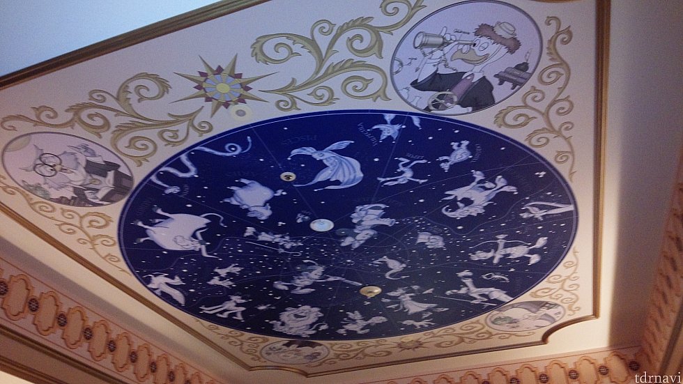ディズニーキャラクターの星座が天井に♡