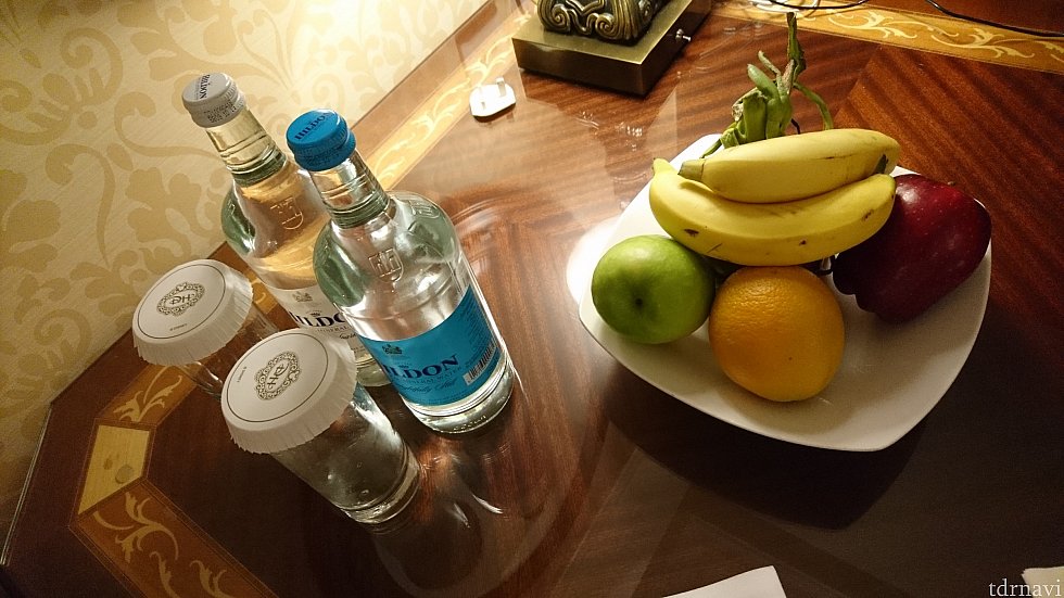 テーブルにはお水と炭酸水、たくさんのフルーツが😍(誕生日だからなのか、MAをもっているからなのか……)