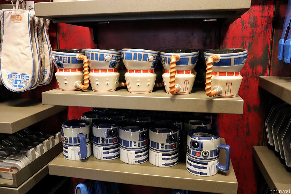 グッズの定番、マグカップです。R2-D2デザインがカワイイ♪他のグッズに比べると比較的お値打ちだった気がします。(15ドルくらいだったかな?)