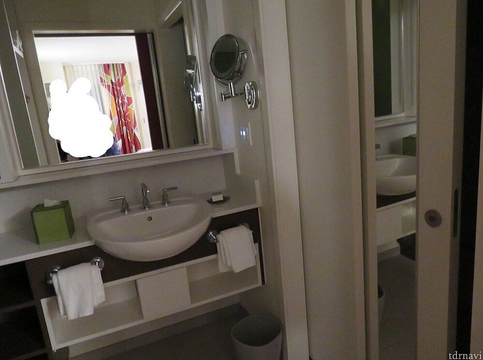 洗面所<br>
右には可動式の拡大鏡<br>
タオルハンガーが2本