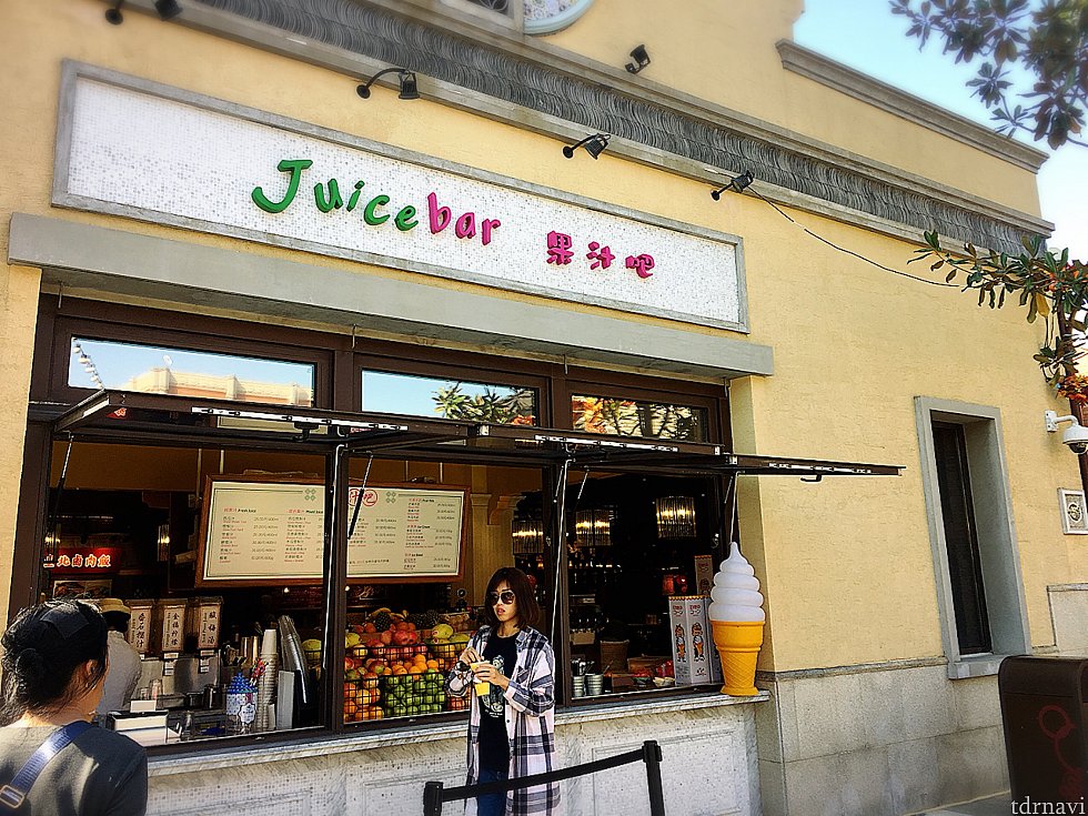 外観はこんな感じです🍊
この左のカウンターで注文、ソフトクリームのところで受け取りです。
