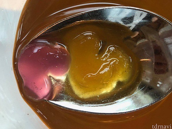飲み物の中にはミッキーシェイプのグミ(のようなもの)が入ってます。
