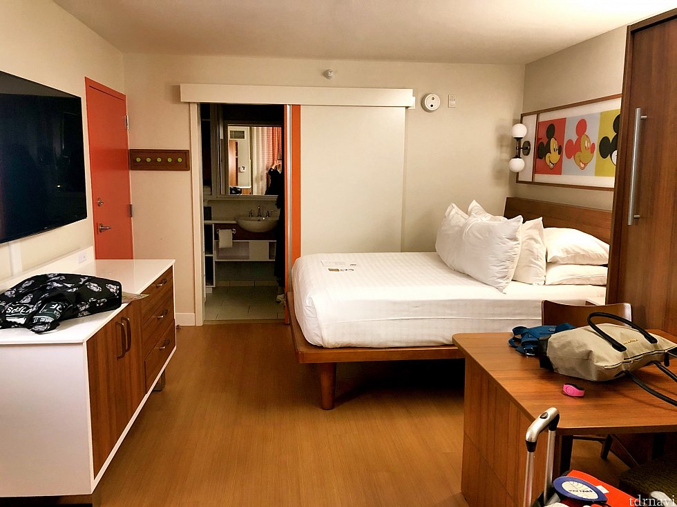 到着後の部屋の様子。手前がテーブル兼もう一つのベッドです。
