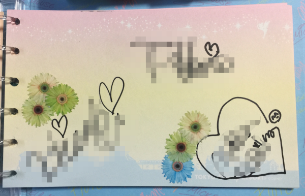 CAさんたちのサインがかわいい!おそらく、ミッキーやプリンセスたちのサインを見て、書いてくださったんでしょう。