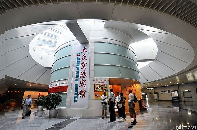 写真はホテル公式から。リニアの駅と地下鉄の駅のある大きな開けた場所の真ん中の丸い大きな柱(?)の中に、エレベーターが。