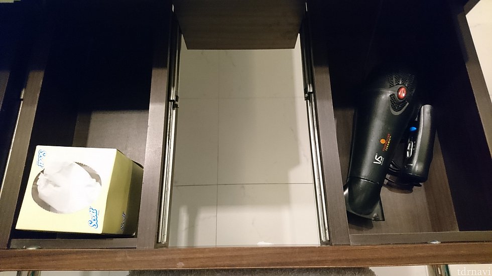 引き出しにドライヤーが入ってます。
風力は問題ありませんでした。
